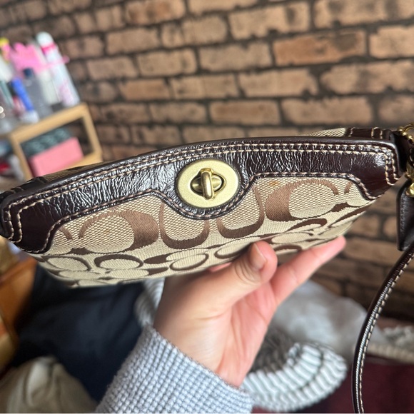 Vintage Y2K Coach Legacy Signature Jacquard Turnlock Patent Leather Wristlet - Picture 6 of 8